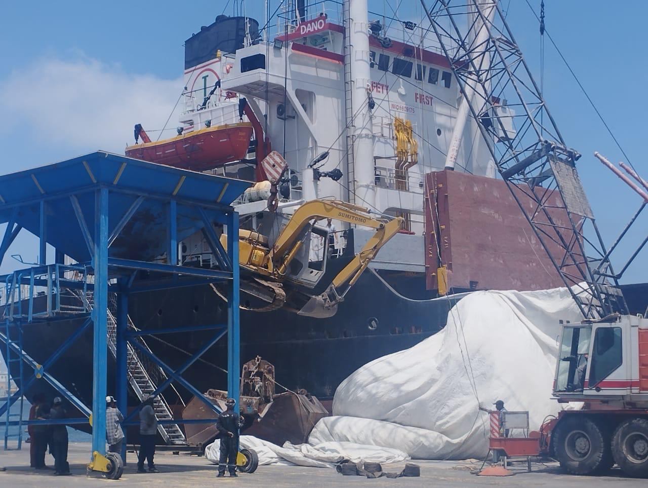 Vessel discharge crane