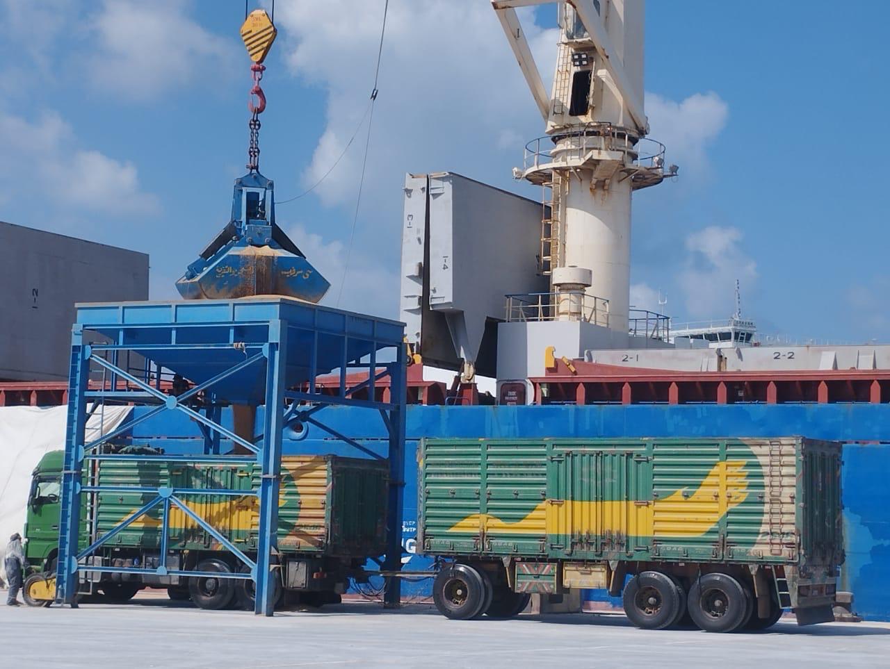 Vessel crane discharge operations